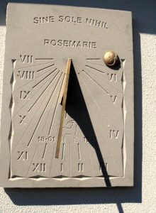 Wandsonnenuhr aus Sandstein