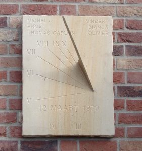 Wandsonnenuhr aus Sandstein