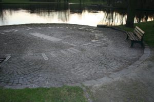 Bodensonnenuhr in Bonn, Rheinaue, Ludwig-Erhard-Allee 20