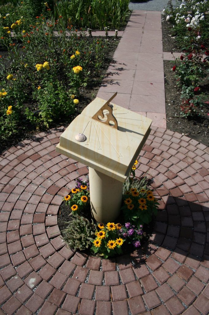 Sonnenuhr, gefertigt aus Sonnenuhr, gefertigt aus Sandstein