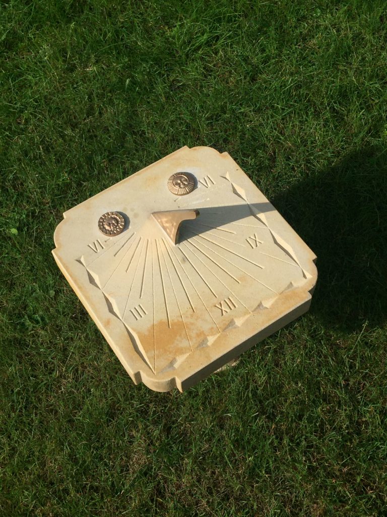 Sonnenuhr aus Sandstein, Zeitangabe: Wahre Ortszeit