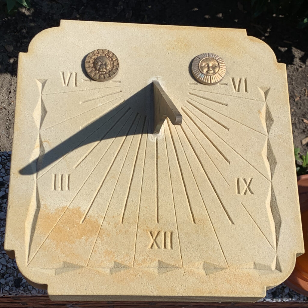 Sonnenuhr aus Sandstein