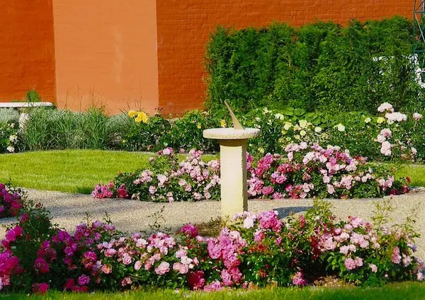 Sonnenuhr für den Rosengarten des Luxory Ressort Weissenhaus